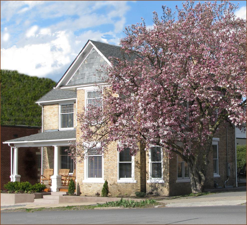 The Guest House Inn On Courthouse Square Hinton Exterior photo