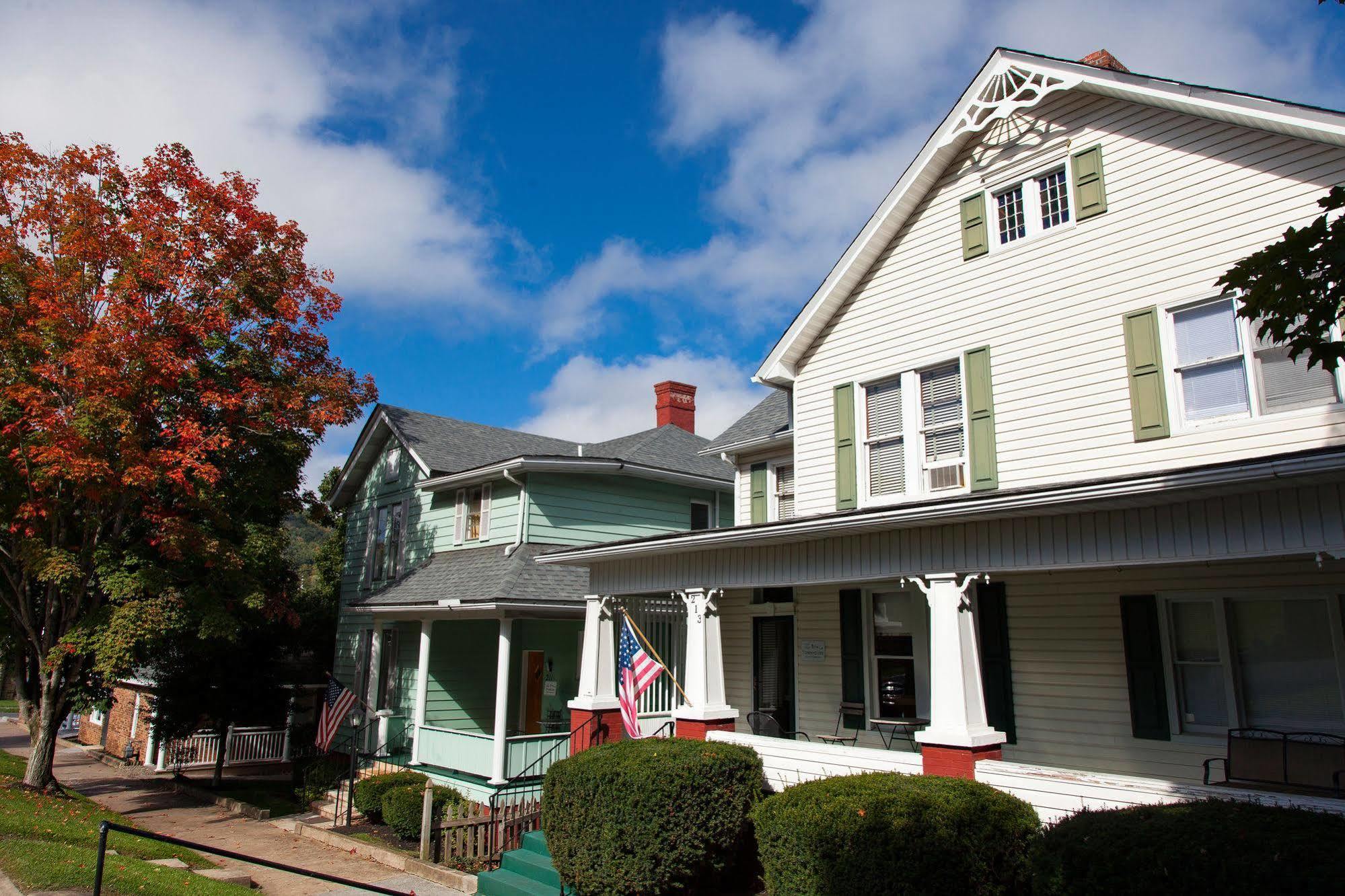 The Guest House Inn On Courthouse Square Hinton Exterior photo